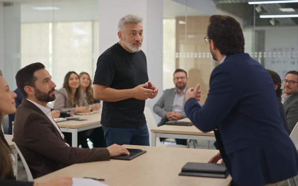Sandro Meléndez dando feedback a un participante